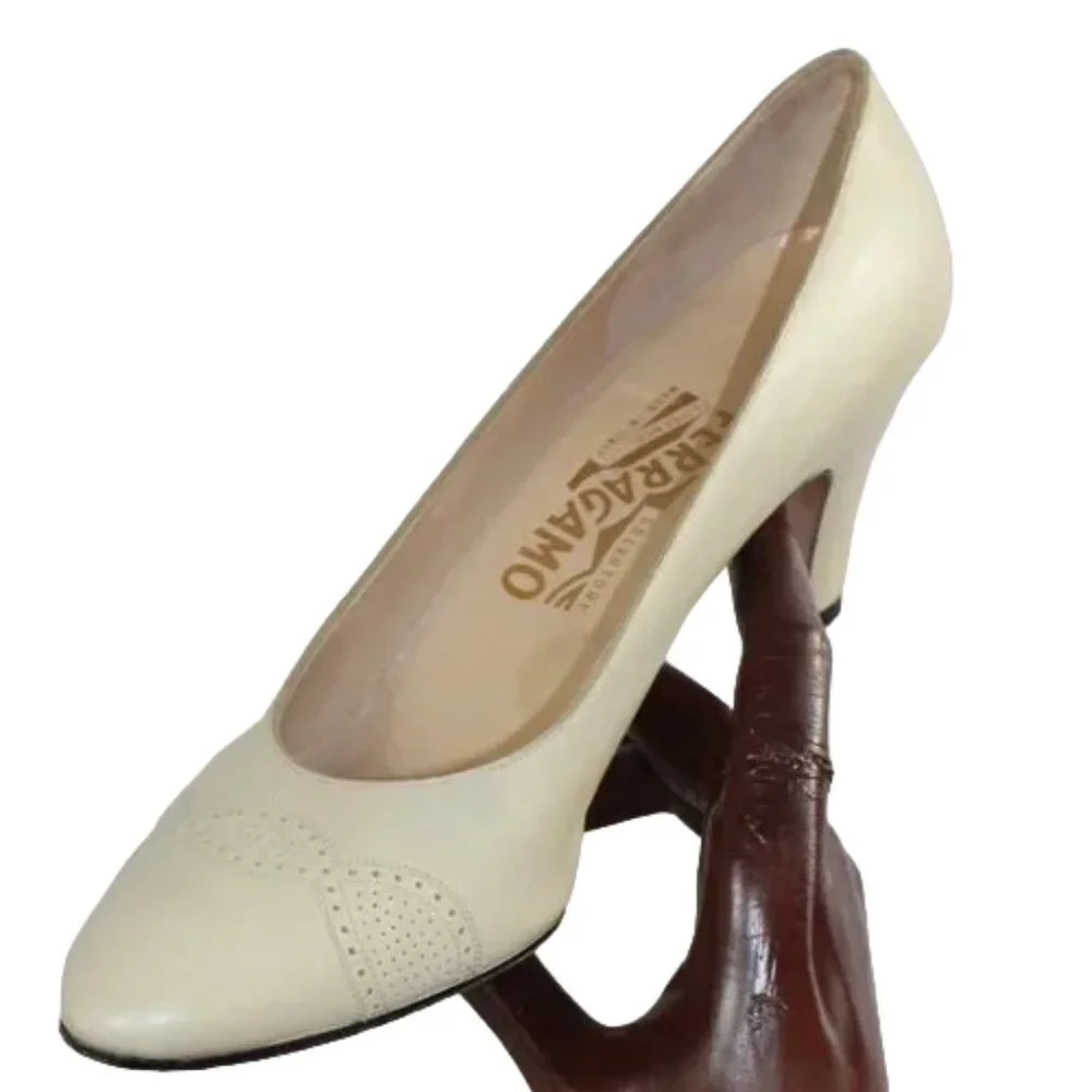 Salvatore Ferragamo Made in Italy Cream Classic Leather Pump, Size 10